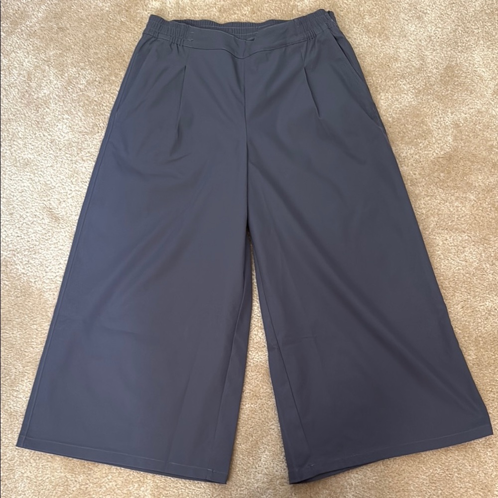 The North Face Women's Crop Wide-Leg Pants. Size 14. Excellent condition